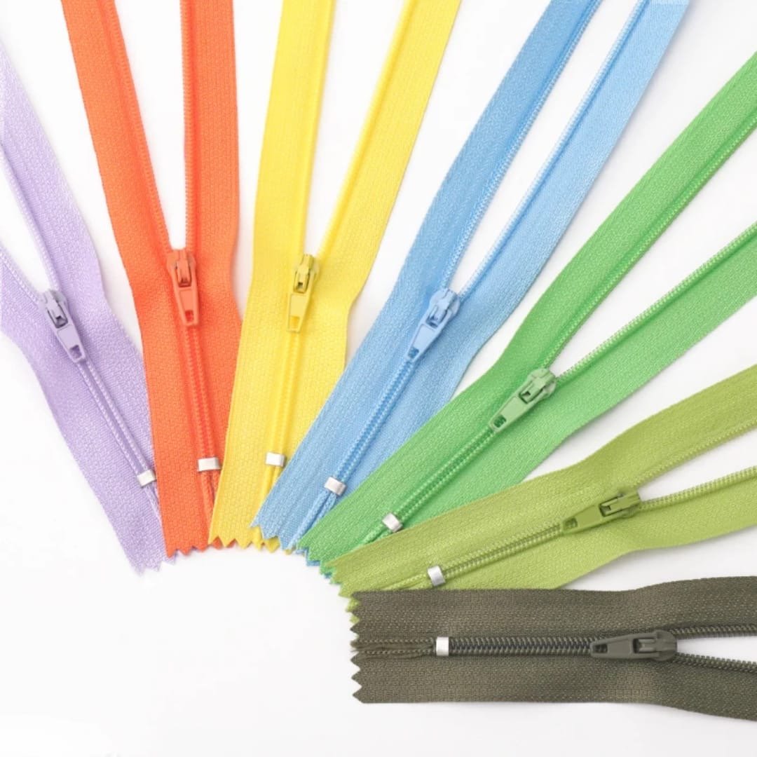 Factory Low Price Fast Delivery Zipper 25 Color #3 Nylon Zipper Custom Zipper for Clothes Sewing Accessories